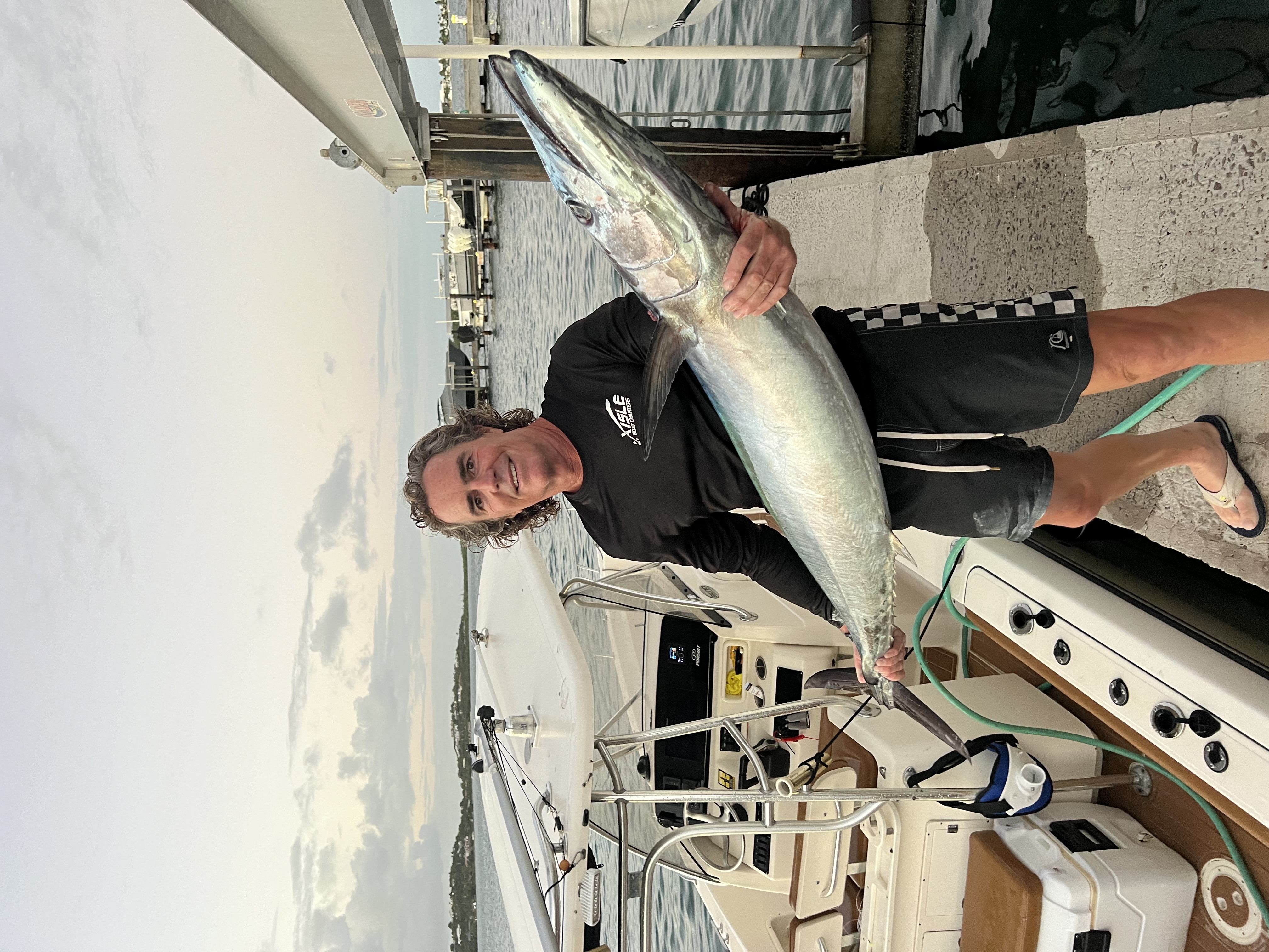 Pêcheur avec sa prise au ponton